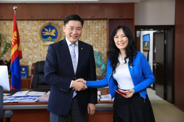 Төгөлдөр хуурч Сангидоржийн Саянцэцэг салбарын тэргүүний ажилтан боллоо