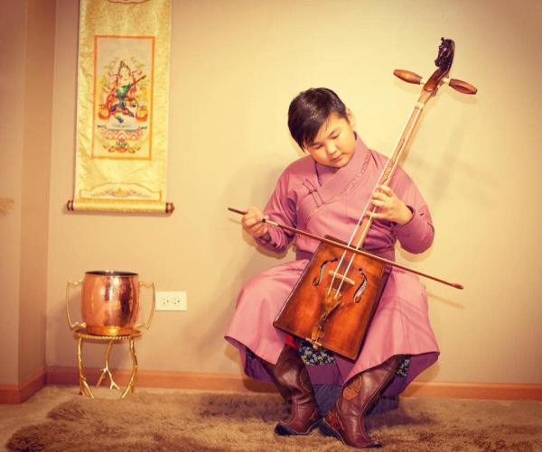 Монгол хүү АНУ-ын алдартай инээдмийн шоуны жүжигчин болжээ