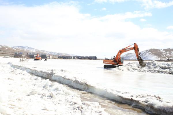 Хөлийн голын орчимд суваг, шуудуу татаж, урсцыг нэмэгдүүллээ