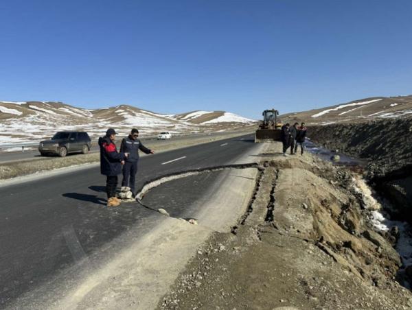 Улаанбаатар-Дархан чиглэлийн замын зорчих хэсэг цөмөрснийг засварлаж байна