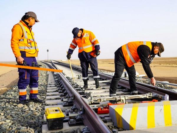 Тавантолгой-Гашуунсухайтын төмөр замд хаврын үзлэг, шалгалт хийж байна