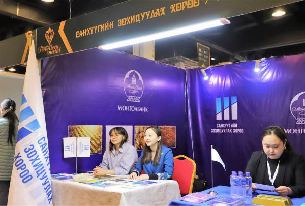 Үнэт металл, үнэт чулуу тэдгээрээр хийсэн эдлэлийн арилжаа эрхлэгчдийн бүтээлийг олон нийтэд дэлгэлээ