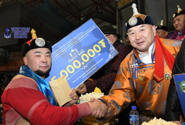 Чулуут сумын ойн барилдаанд улсын заан Д.Анар түрүүллээ