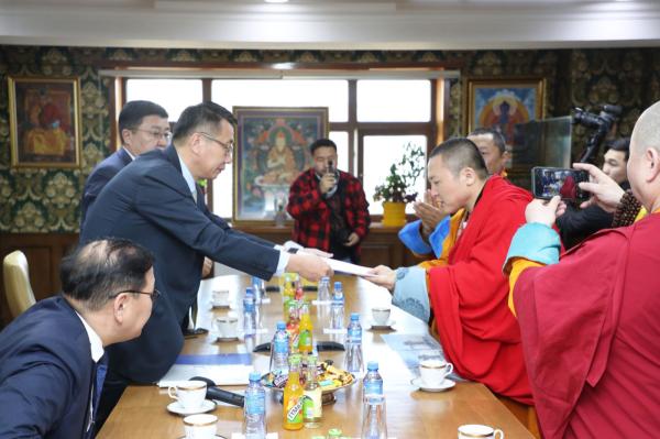 Засгийн газрын тогтоолыг Гандантэгчэнлин хийдийн тэргүүн их хамбад хүргэлээ