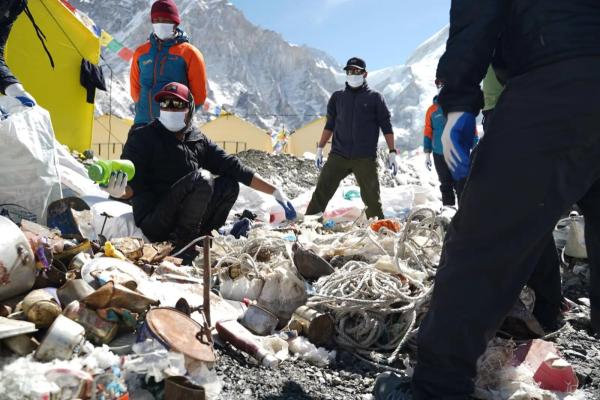 ​Балбын арми Эверестийн оргилыг цэвэрлэж байна