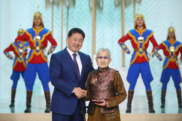 &ldquo;Өнөр бүл&rdquo; хүүхдийн төвийн хамт олонд төрийн дээд цол, одон, медаль хүртээв