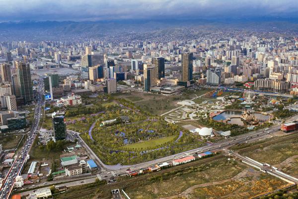 Хүүхдийн паркийн баруун жигүүрийн 10.2 га талбайн 80 хувьд ногоон байгууламж, 20 хувьд тухлах талбай байгуулна