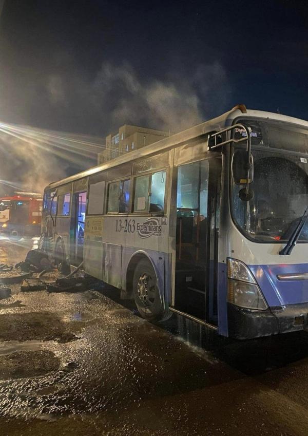 Автобусны мотор, арын суудлын хэсэг шатаж байсныг унтраав