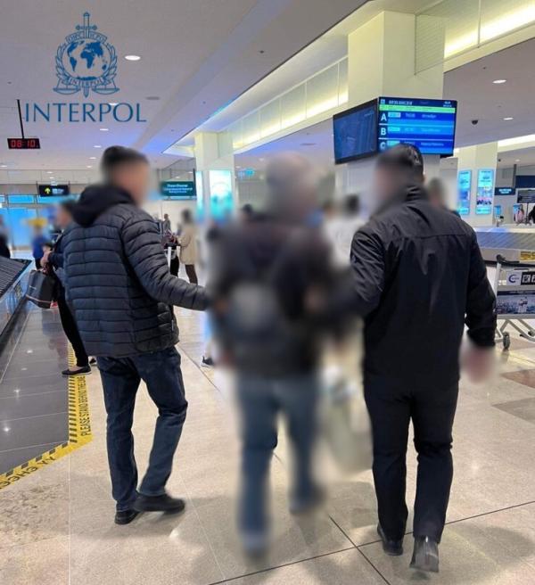 Интерполын хөх булант зар мэдээгээр эрэн сурвалжлагдаж байсан иргэнийг &ldquo;шувуу&rdquo; ажиллагааны хүрээнд баривчлан, албадан авчирлаа