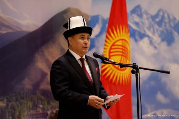 БНКУ-ын Жогорку Кенеш буюу Парламентын дарга Нурланбек Шакиев, УИХ-ын дарга Г.Занданшатар нар эрдэм шинжилгээний хуралд оролцлоо
