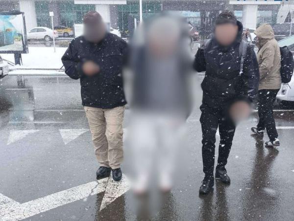 Интерполын &ldquo;Улаан булант&rdquo; зар мэдээгээр эрэн сурвалжлагдаж байсан иргэнийг &ldquo;шувуу&rdquo; ажиллагааны хүрээнд баривчлан, албадан авчирлаа