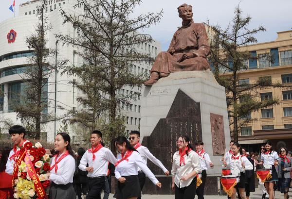 Д.Нацагдоржийн хөшөөнд хүндэтгэлийн цэцэг өргөлөө