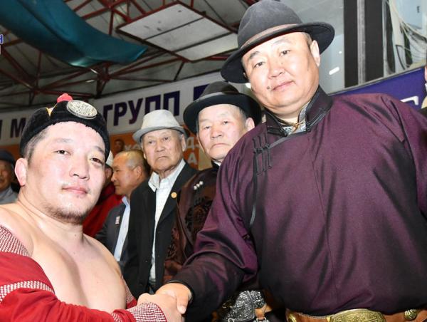 Архангай аймгийн Хайрхан сумын түүхт ойн барилдаанд улсын начин Т.Дүгэрдорж анх удаагаа түрүүллээ