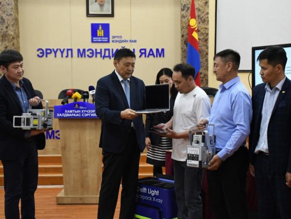 Сүрьеэг илрүүлэх зөөврийн дижитал рентген аппаратыг хүлээлгэн өглөө
