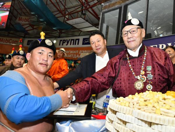 Ховд аймгийн Дарви сумын ойн барилдаанд Б.Бат-Өлзий заан түрүүллээ