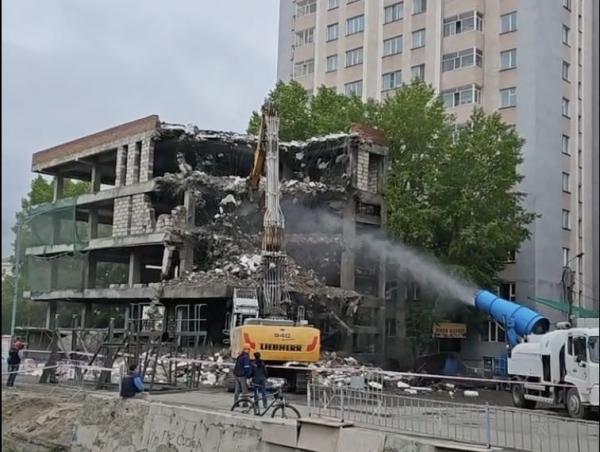 Үндэсний шинэ номын сангийн дэргэд баригдаж буй барилгын каркасыг эзэмшигчтэй нь зөвшилцөн буулгаж эхэллээ