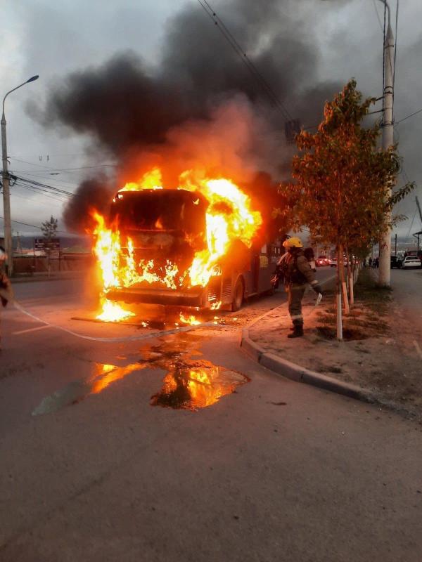 ОБЕГ: Автобусны арын хэсэг шатсаныг унтраажээ