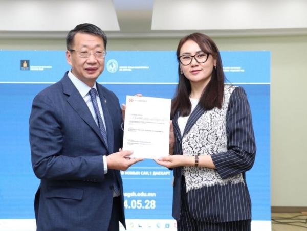 Кембрижийн &ldquo;Багшийн мэргэжлийн хөгжлийн хөтөлбөр&rdquo;-т хамрагдах багш нарт батламж гардууллаа