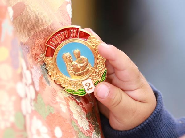 Олон хүүхэд төрүүлж өсгөсөн эхийг урамшуулах тухай хуульд нэмэлт оруулав