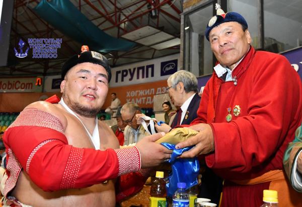 Увс аймгийн Зүүнхангай сумын  ойн барилдаанд аймгийн өсөх, өрнөх начин Х.Мягмарсүрэн түрүүллээ