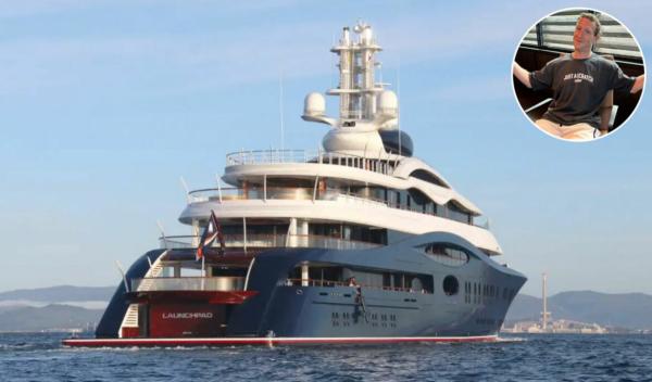 М.Цукерберг 300 сая долларын Усан онгоцтойгоо сураг тасарчээ