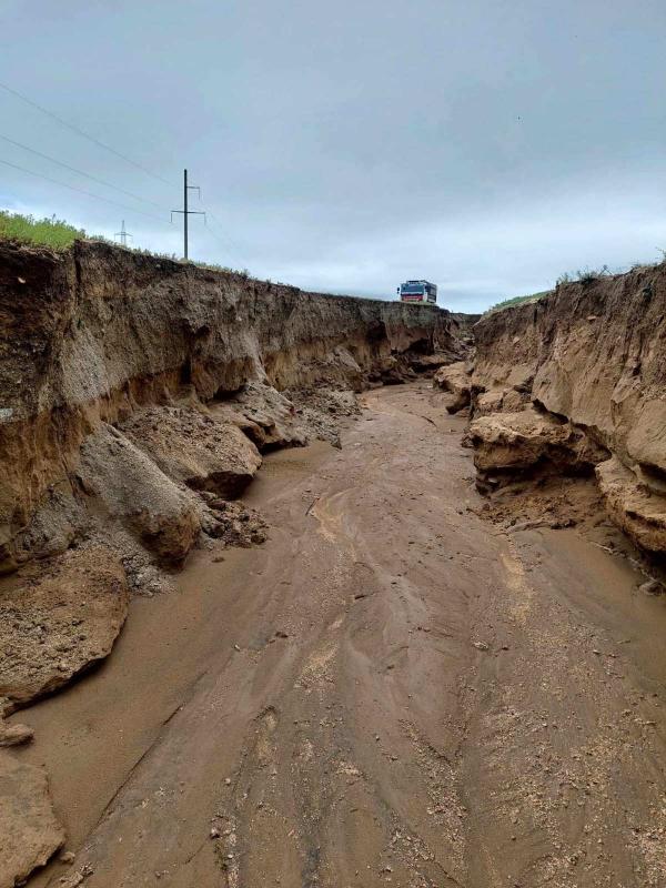 СЭРЭМЖЛҮҮЛЭГ: Дархан-Уул аймгаас Эрдэнэт рүү зорчих замын 23-24 дахь километрт нуралт үүссэн байна