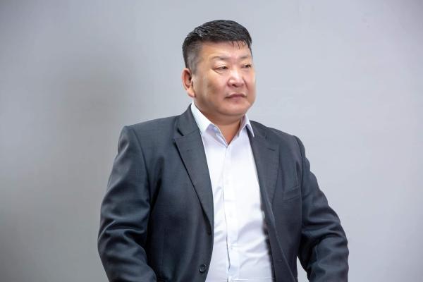​Улаанмаамын ЭРДЭНЭБАЯР: АМАА ҮДҮҮЛЭХГҮЙ, НҮДЭЭ ТАГЛУУЛАХГҮЙ, ЧИХЭЭ БӨГЛҮҮЛЭХГҮЙ