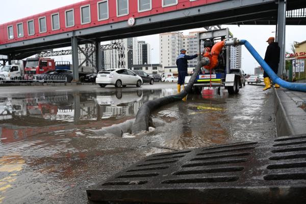 Нарны гүүрний урд хэсэгт тогтсон усыг соруулж, замын зорчих хэсгийн нөхцөлийг хэвийн болголоо