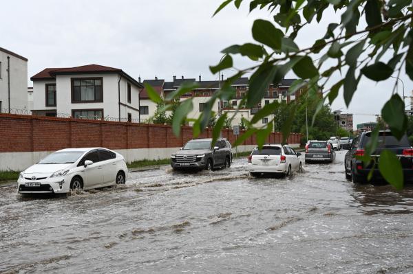 "Хүннү 2222" хорооллын урд талын авто замын усыг соруулж дууслаа