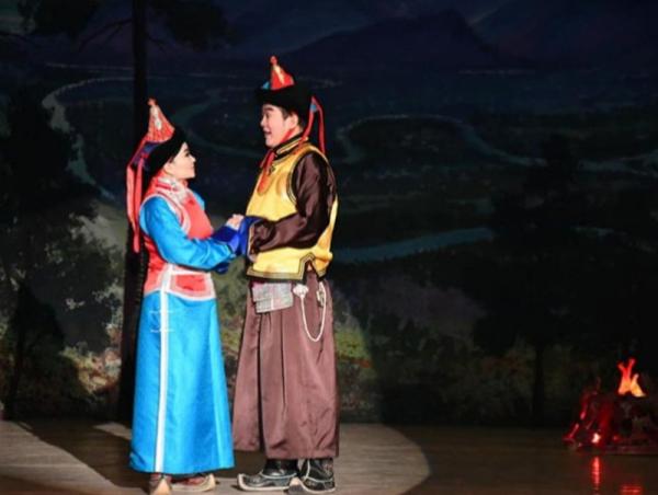 &ldquo;Учиртай гурван толгой&rdquo; дуурийг Сүхбаатарын талбайд тоглоно