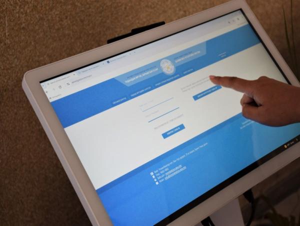 Цахимаар үйлчилгээ авч чадахгүй байгаа иргэдэд зориулж киоск машин байршуулжээ