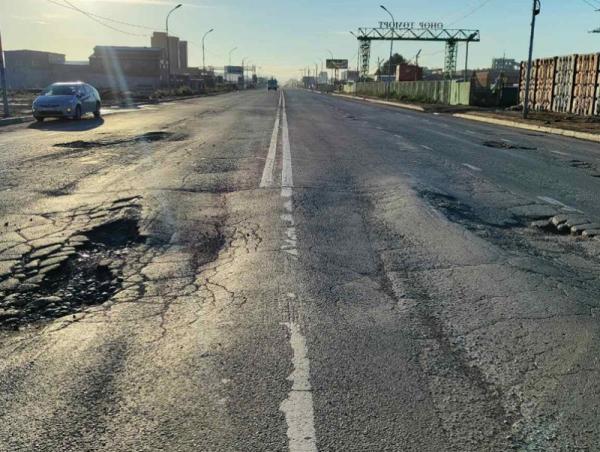 Сонсголонгийн уулзвараас баруун аймаг руу салдаг уулзвар хүртэлх замыг засаж байна