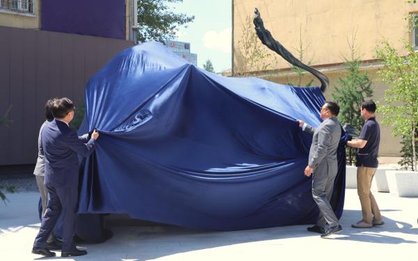 Санхүүгийн салбарын бэлгэдэл болсон бухын хөшөөг нээлээ