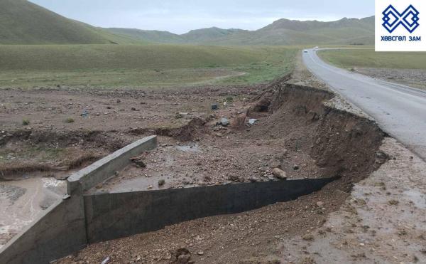 Мөрөн-Хатгал чиглэлийн авто замд үeр бууж, замын зорчих хэсэгт эвдрэл үүсжээ