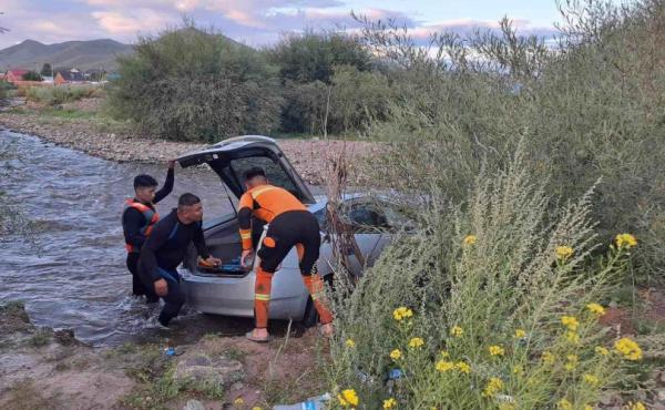 НОБГ: Туулд живсэн машинаас 2 хүнийг аврав