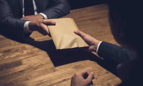 Тамхи худалдах тусгай зөвшөөрөл хууль бусаар олгосон албан тушаалтнуудын хэргийг шүүхэд шилжүүллээ