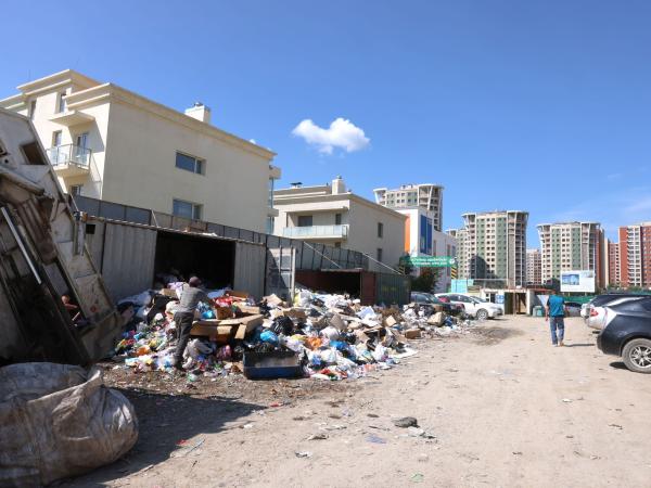 &ldquo;Кинг тауэр&rdquo; хорооллын орчимд үүсдэг ил задгай хог хаягдлыг тогтмол тээвэрлэж байна