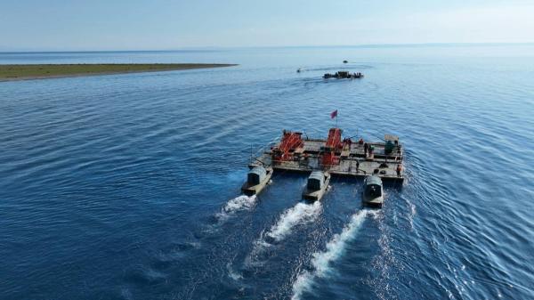 Хөвсгөл нуурт 44 жилийн өмнө живсэн УАЗ-469 загварын автомашиныг 171 метрийн гүнээс татан гаргалаа