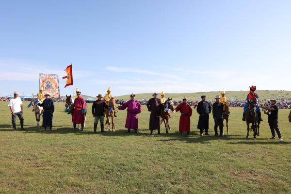 "Даншиг наадам-Хүрээ цам 2024" наадмын Их насны морьдын уралдааны бай шагналыг гардууллаа