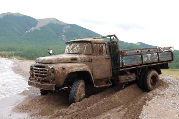 1989 онд хөвсгөл нуурт живсэн зил-130 загварын ачааны автомашиныг нийт 56 цаг ажиллаж татан гаргалаа