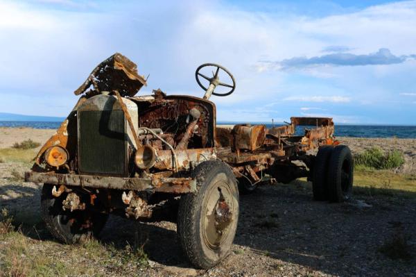 Хөвсгөл нуурт живсэн ЯГ-6 загварын 5 тонны даацтай ачааны автомашиныг  50 метрийн гүнээс татан гаргалаа