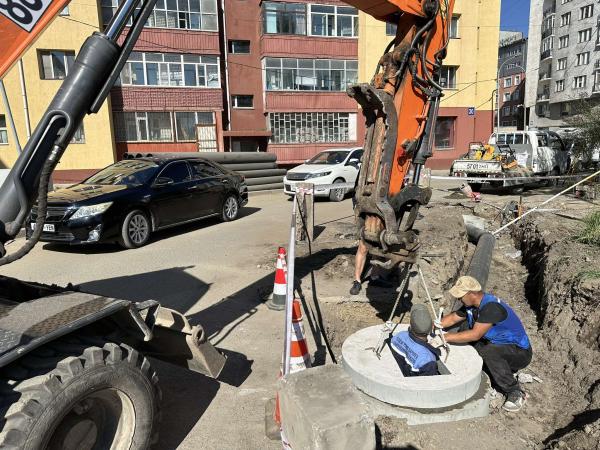 ЕБ-ын 16 дугаар сургуулийн урд талын авто замд ус зайлуулах шугам хоолой угсарч эхэллээ