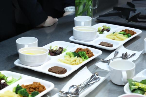 Цэцэрлэг, сургуулийн хоолны шим тэжээл, чанар хүртээмжийг сайжруулах талаар хэлэлцэв