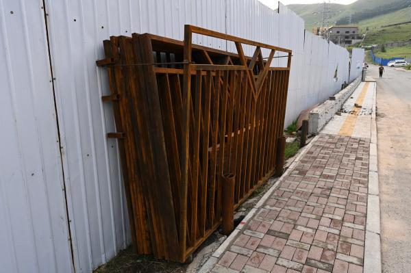 Зөвшөөрөлгүй 6154 метр хашааг буулгаад байна