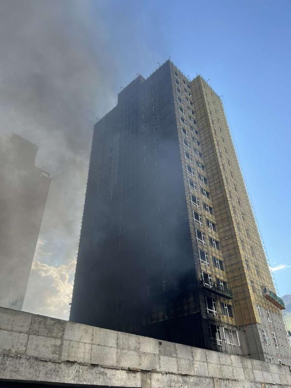 Баригдаж байгаа барилгад гарсан галыг унтраахаар ажиллаж байна