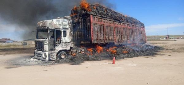 Өвс ачсан машин цахилгаан дамжуулах агаарын шугамд зөвшөөрөгдөх хэмжээнээс дотогш ойртсоноос гал гарч, бүхэлдээ шатжээ