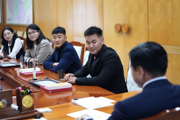 "Азийн ган гүүр" тэмцээний Гран при хүртсэн оюутан залуусыг хүлээн авч уулзлаа