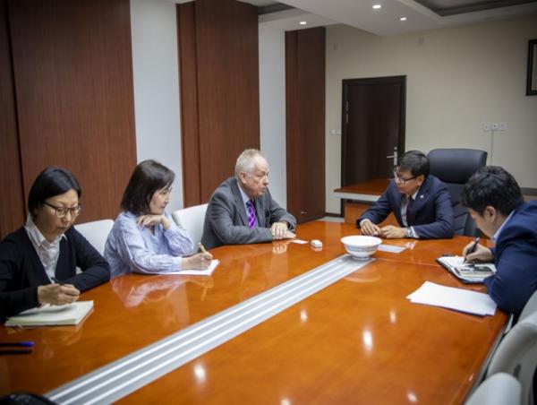 Кембриджийн боловсролын түншлэл байгууллагын зөвлөх профессор Жефф Хейвордыг хүлээн авч уулзлаа