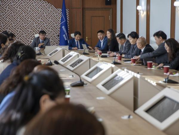 Сүхбаатар дүүрэг дэх төрийн өмчийн ЕБС-ийн захирлуудтай уулзлаа