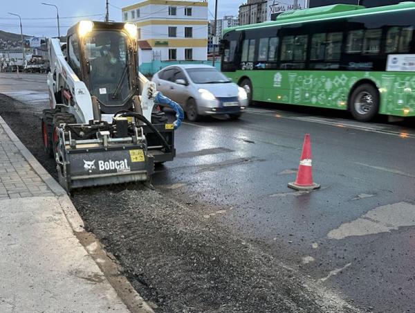 32-ын тойргоос Баянбүрдийн тойрог хүртэл 1.6 км авто замын бродюрыг дахин өндөрлөхгүйгээр шинэ технологиор шинэчилж байна